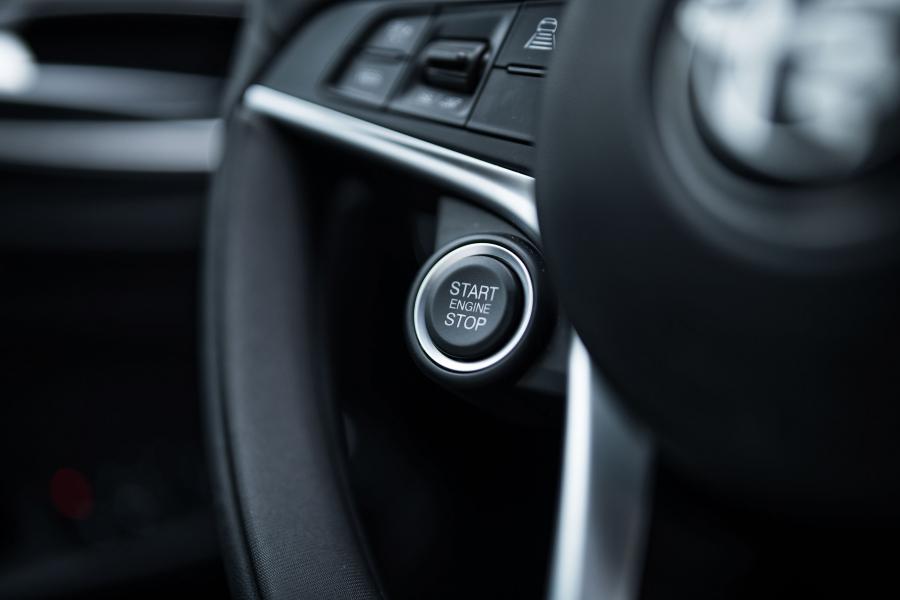 Детали интерьера Alfa Romeo Giulia B-Tech (952) 2018 года  (фото 6 из 19)